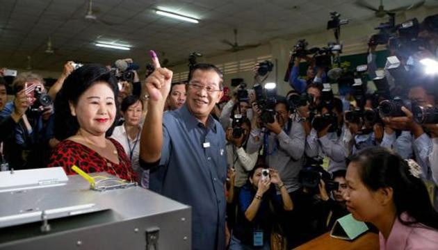 Thủ tướng Campuchia Hun Sen đi bỏ phiếu (ảnh: Phnompenh Post)