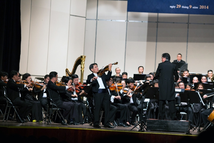 Nghệ sĩ Nguyễn Hữu Khôi Nguyên biểu diễn cùng Dàn nhạc giao hưởng của Nhà hát Giao hưởng và vũ kịch TP Hồ Chí Minh. Ảnh:SƠN TRẦN
