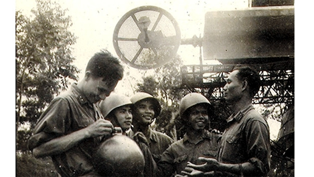 Tiểu đoàn trưởng Nguyễn Văn Phiệt cùng kíp chiến đấu Tiểu đoàn 57 năm 1972 (ảnh chụp lại).