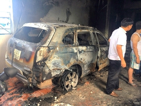 Một xe ô-tô để trong khách sạn bị cháy rụi hoàn toàn.