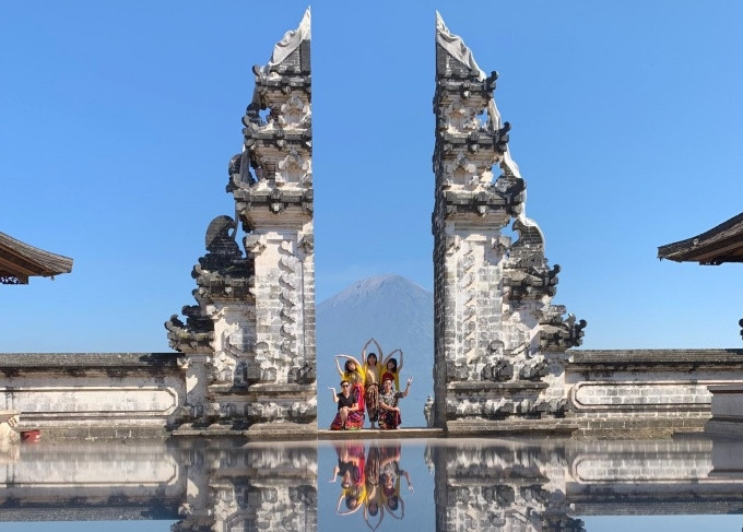 Chiếc cổng trời này như một nơi thể hiện sự giao thoa của con người với các vị thần linh.