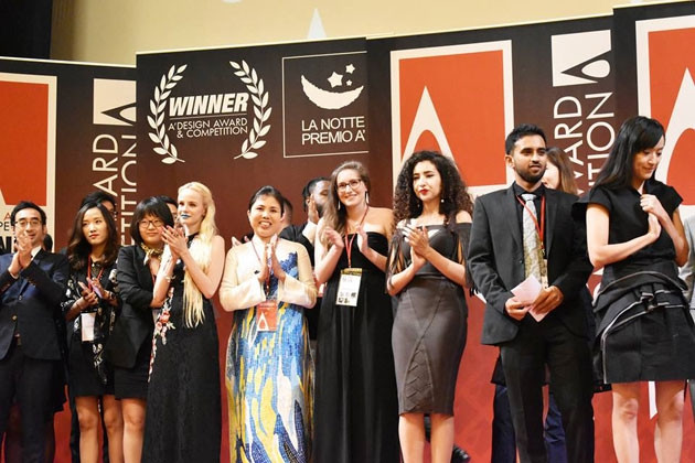 Họa sĩ Thu Thủy nhận giải thưởng.