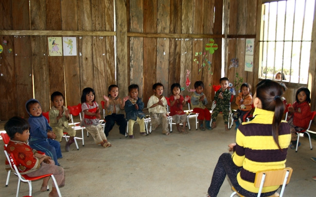 Nhờ có nơi ở ổn định nên trẻ em ở Sín Chải B được đến trường đầy đủ.