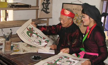 Chơi tranh Tết, một thú vui tao nhã của người Hà Nội mỗi dịp Tết đến, Xuân về.