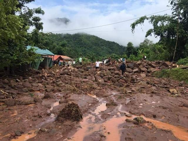 Quốc lộ 4H đoạn qua trung tâm xã Chà Nưa, huyện Nậm Pồ, tỉnh Điện Biên hiện còn rất nhiều đất đá trên nền đường; người và phương tiện chưa thể lưu thông.