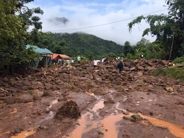 Quốc lộ 4H đoạn qua trung tâm xã Chà Nưa, huyện Nậm Pồ, tỉnh Điện Biên hiện còn rất nhiều đất đá trên nền đường; người và phương tiện chưa thể lưu thông.