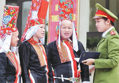 Cán bộ tuyên truyền cho người dân về tác hại của việc xuất cảnh lao động bất hợp pháp.