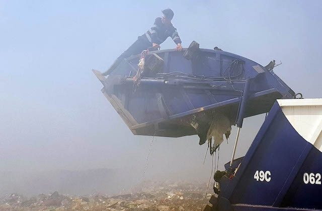 Xe chở rác chuyên dụng hoạt động tại bãi rác Cam Ly