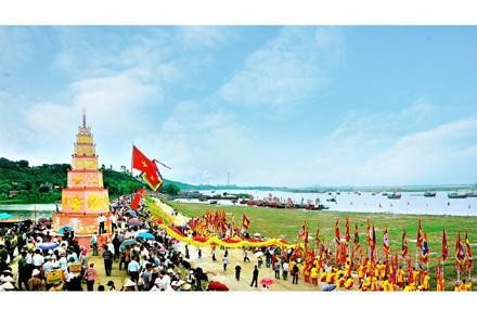 Lễ hội quân trên sông Lục Ðầu trong lễ hội Côn Sơn - Kiếp Bạc, tái hiện hình ảnh oai hùng của thủy quân nhà Trần xưa.