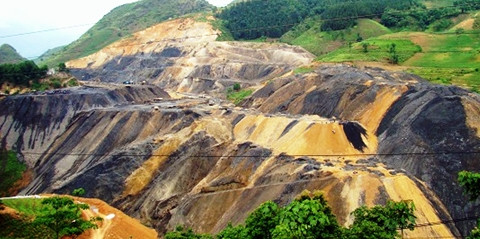 Hậu cơn sốt khai khoáng là những ngọn núi trọc, tan hoang.