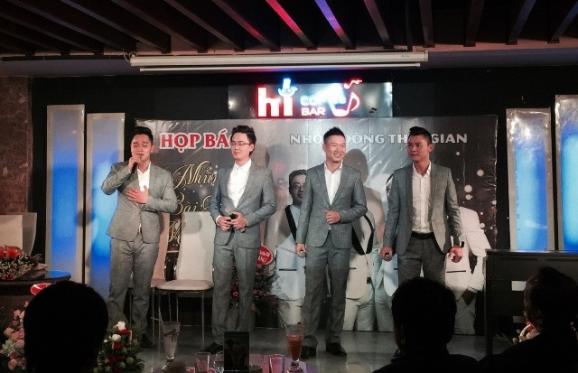 Bốn ca sĩ của nhóm nhạc "Dòng thời gian".