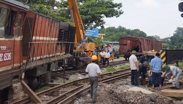 Ngành đường sắt khắc phục hậu quả vụ tai nạn nghiêm trọng xảy ra tối 25-6.