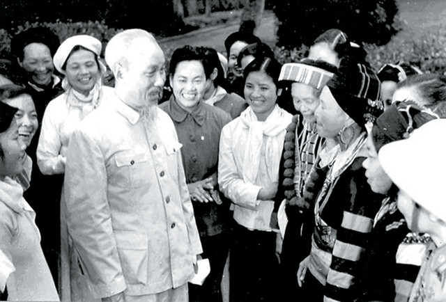 Chủ tịch Hồ Chí Minh và các đại biểu nữ tại Ðại hội đại biểu toàn quốc lần thứ III, tháng 9 năm 1960.                    Ảnh tư liệu