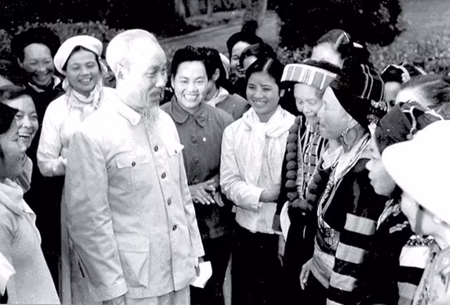 Chủ tịch Hồ Chí Minh và các đại biểu nữ tại Ðại hội đại biểu toàn quốc lần thứ III, tháng 9 năm 1960.                    Ảnh tư liệu