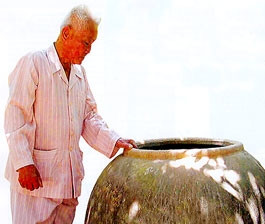 Ông Hưng bên chiếc lu dùng làm
hầm bí mật vào năm 1968.