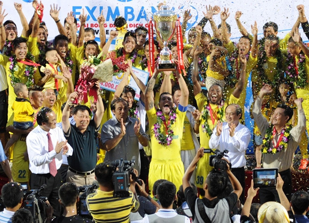 Các cầu thủ Hà Nội T&T trong lễ đăng quang V-League 2013.