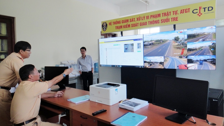 Hình ảnh các ca-mê-ra gửi về tại Trung tâm xử lý Trạm kiểm soát giao thông Suối Tre (thị xã Long Khánh, Đồng Nai).