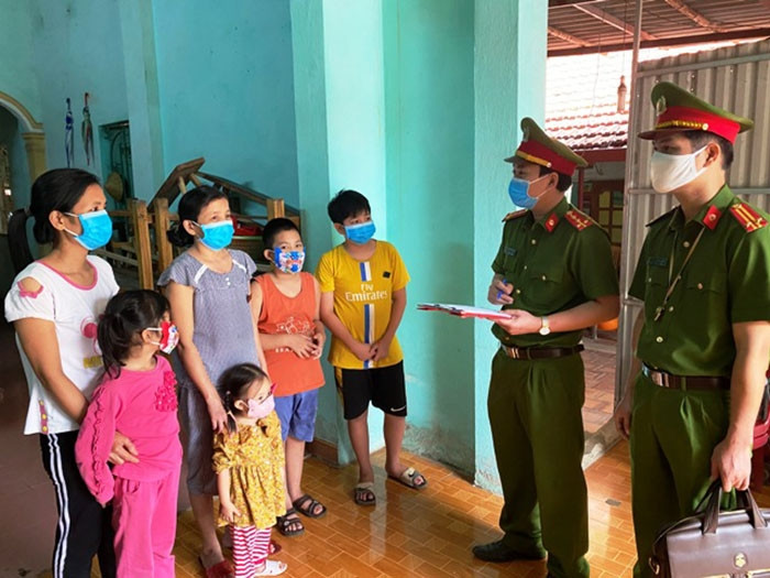 Lực lượng chức năng rà soát, cập nhật thông tin.