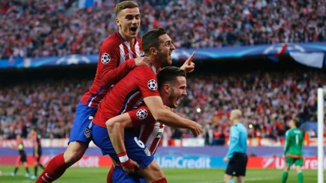 Các cầu thủ Atletico mừng bàn thắng của S. Niguez.