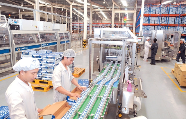 Dây chuyền sản xuất sữa tươi tiệt trùng tại Nhà máy sữa TH True milk (Nghệ An).                         Ảnh: NGUYỄN ÐĂNG