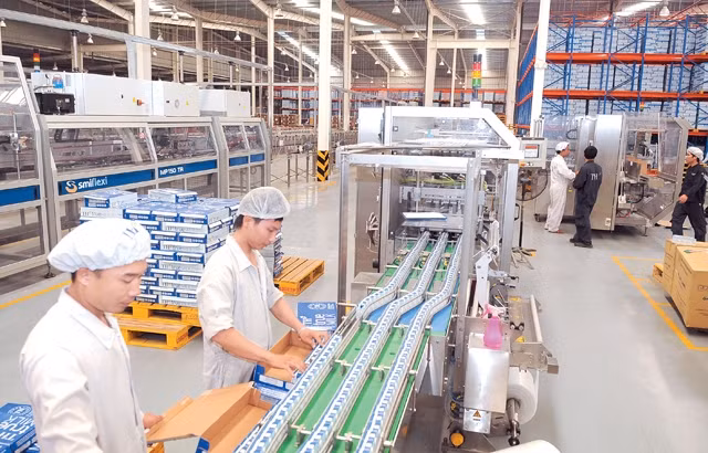 Dây chuyền sản xuất sữa tươi tiệt trùng tại Nhà máy sữa TH True milk (Nghệ An).                         Ảnh: NGUYỄN ÐĂNG