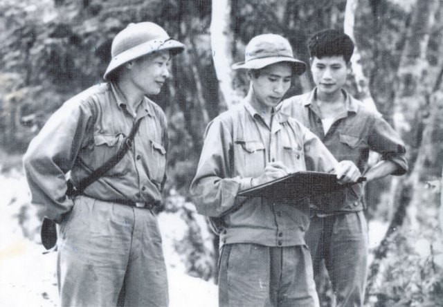 HS Giang Nguyên Thái (người ở giữa) trong chiến trường