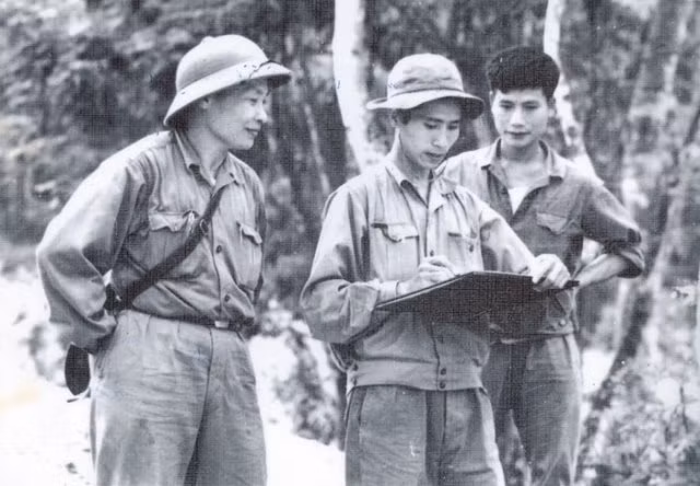 HS Giang Nguyên Thái (người ở giữa) trong chiến trường