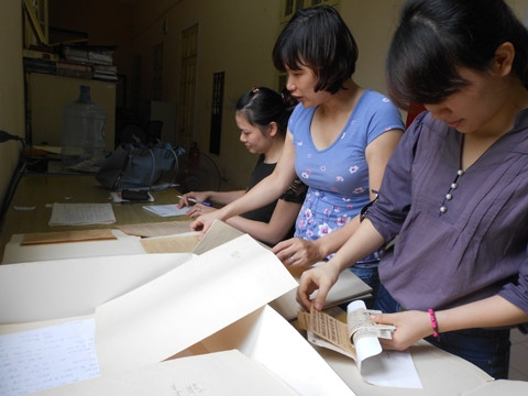 Tiếp cận bộ sưu tập truyền đơn trước Cách mạng Tháng Tám tại Bảo tàng Lịch sử quốc gia.