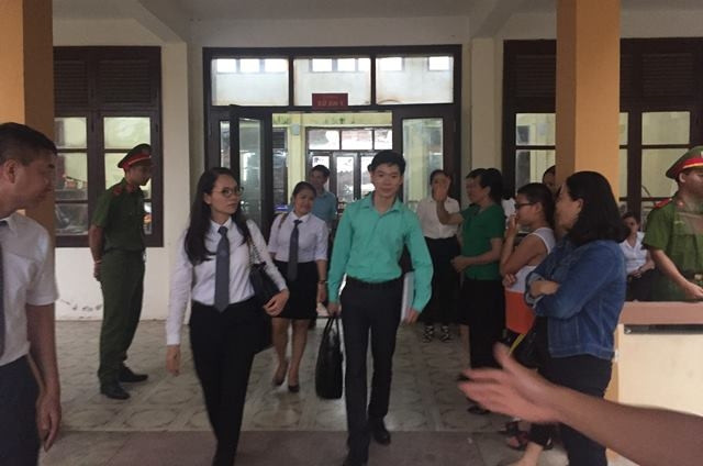 Bị cáo Hoàng Công Lương rời phòng xét xử chiều 21-5.