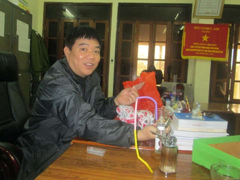 Thượng tá Bùi Đức Thiêm đang giới thiệu quy trình đập đá và bộ coóng của các đối tượng nghiện ma túy hay sử dụng