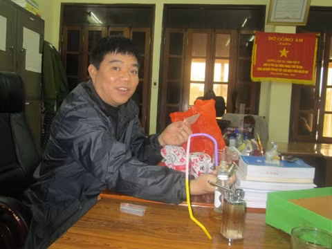 Thượng tá Bùi Đức Thiêm đang giới thiệu quy trình đập đá và bộ coóng của các đối tượng nghiện ma túy hay sử dụng