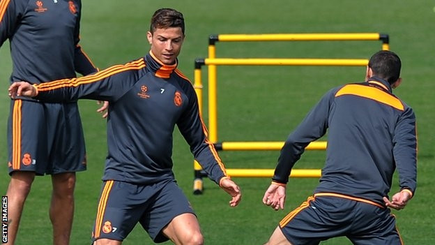 Siêu sao Cristiano Ronaldo luyện tập phục hồi sức khỏe chuẩn bị cho trận bán kết lượt đi với Bayern Munich.