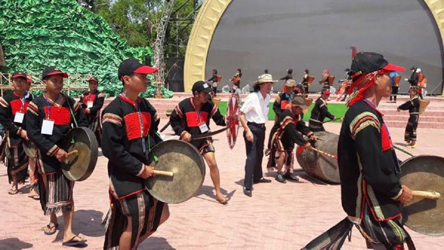 Các nghệ nhân trẻ dân tộc Ê đê ở Đác Lắc diễn tấu cồng chiêng.