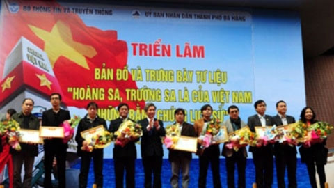 UBND huyện Hoàng Sa trao tặng bằng khen cho 10 đồ án đạt giải tham gia cuộc thi Phương án kiến trúc Nhà trưng bày Hoàng Sa. 