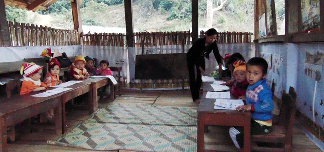 Lớp học bán trú làm bằng tre, gỗ nằm trên đỉnh núi của các em điểm trường Thượng Kim (thuộc Trường tiểu học và Trường mầm non Thần Sa).