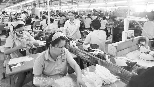 Dây chuyền sản xuất giầy của Công ty CP Giầy Đông Anh.