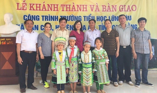 Các đại biểu chụp ảnh cùng học sinh của Trường Tiểu học Lũng Lìu tại lễ khánh thành (Ảnh: NFVC).