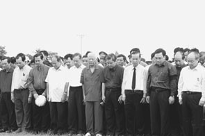 Phó Thủ tướng Trương Vĩnh Trọng, Phó Thủ tướng Hoàng Trung Hải và lãnh đạo các bộ Giao thông vận tải, Y tế tỉnh Vĩnh 