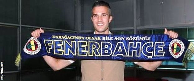Van Persie với chiếc khăn của CLB Fenerbahce.