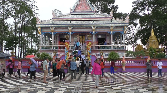 Du khách tham quan chùa Chén Kiểu, xã Đại Tâm, huyện Mỹ Xuyên, tỉnh Sóc Trăng.