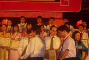 Hà Nội tuyên dương 98 thủ khoa xuất sắc