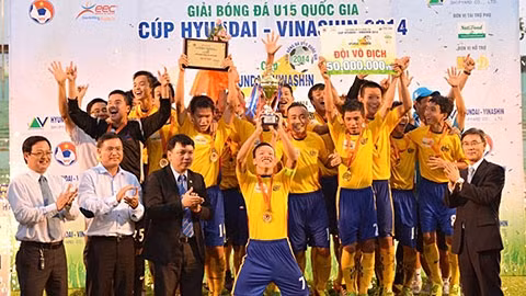 Niềm vui của các cầu thủ U15 Đồng Tháp trong Lễ đăng quang ngay sau trận đấu. (ảnh: Zing).