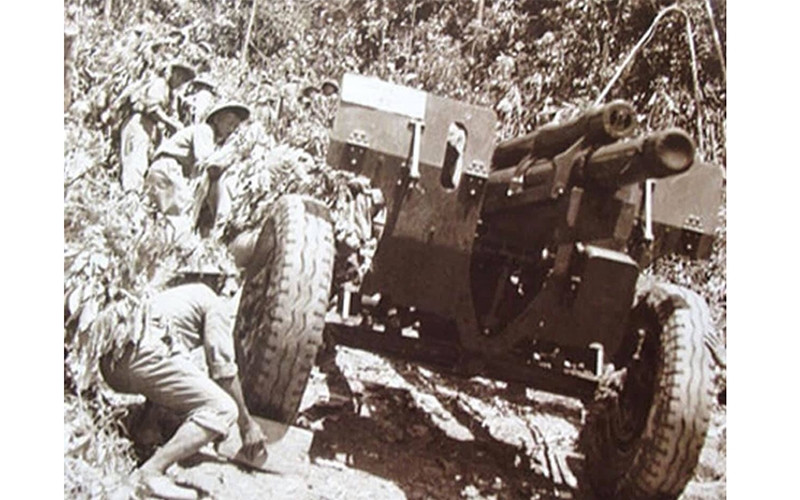 Các chiến sĩ quân đội nhân dân Việt Nam kéo pháo ra mặt trận trong Chiến dịch Điện Biên Phủ. (Ảnh tư liệu)