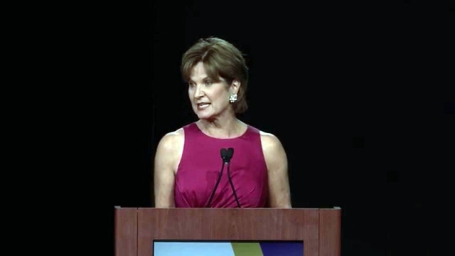 Bà chủ Tập đoàn công nghiệp quốc phòng Lockheed Martin và mẫu máy bay tiêm kích tấn công F35 tại hội chợ hàng không Xin-ga-po 2016.