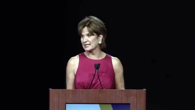 Bà chủ Tập đoàn công nghiệp quốc phòng Lockheed Martin và mẫu máy bay tiêm kích tấn công F35 tại hội chợ hàng không Xin-ga-po 2016.