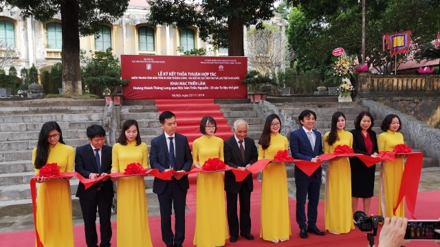 Các đại biểu cắt băng khai mạc Triển lãm.