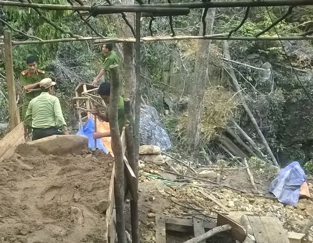 Lực lượng chức năng TP Đà Nẵng tổ chức truy quét, phá hủy lán trại, hầm khai thác vàng trái phép ở Khe Đương (Đà Nẵng).