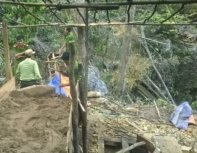 Lực lượng chức năng TP Đà Nẵng tổ chức truy quét, phá hủy lán trại, hầm khai thác vàng trái phép ở Khe Đương (Đà Nẵng).