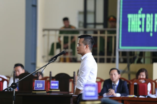 Vũ Văn Dũng khai báo trước Hội đồng xét xử.