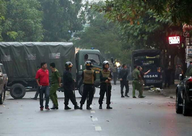 Lực lượng chức năng đã phong tỏa hiện trường cùng gia đình thuyết phục nghi phạm Sơn buông vũ khí, chấp hành pháp luật.